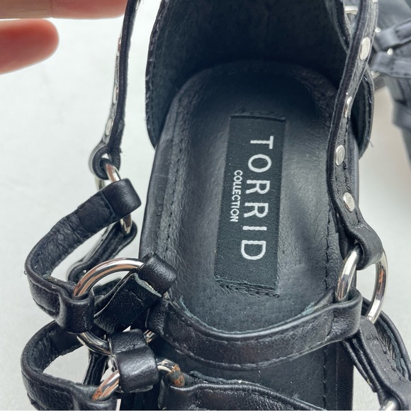 Torrid Black Faux Leather O Ring Studded Edgy Chunky Heels Sandals Size 8 - Picture 10 of 13